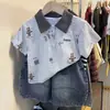 Conjunto de Camisa Polo para Meninos 2026 Verão Novo Estiloso Shorts Jeans para Meninos Conjunto de Duas Peças Verão Infantil Manga Curta