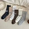 Nuevos Calcetines de Moda Estilo Coreano con Rayas Florales para Otoño/Invierno para Mujer Calcetines de Algodón de Media Pantorrilla Resistentes a Olores Calcetines Versátiles para Mujer de Longitud Media