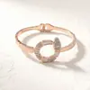 Nova Pulseira de Aço Titânio com Preço Especial para Mulheres em Formato de C Fashionável com Diamantes Resistente à Cor Alta Qualidade Joia para Melhor Amiga