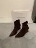 Botas de tornozelo pontudas de camurça estilo francês para mulheres, nova coleção outono/inverno 2026, botinhas afinadoras, botas de tornozelo de salto alto com uma única tira