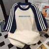 Camiseta de Manga Corta con Retazos de Tres Rayas Estilo Nuevo Verano 2026 Marca de Moda Diseño con Estampado de Letras Top Oversize