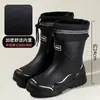 Botas de chuva femininas estilosas, resistentes ao desgaste, antiderrapantes, de cano médio, novas botas de chuva impermeáveis para uso externo, com fleece adicionado, sapatos de água para adultos, sapatos de borracha para trabalho