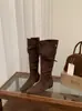 Botas altas de punta fina estilo retro europeo y americano para mujer, nueva colección 2026, con tacón grueso, detalle de hebilla y diseño plisado fruncido, que se asemejan a las botas de un caballero