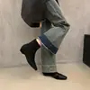 Botas Quadradas de Camurça com Recortes Estilo Coreano da Moda para Mulheres Outono e Inverno 2025 Novo Estilo Botas Slim com Zíper nas Costas Botas Curtas para Mulheres