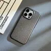 Patrón Corrugado Adecuado para Funda de Teléfono Apple 16, Apple 13 Año del Caballo iPhone 15 Pro Max Agujero Grande Pintura Metálica Funda Dura