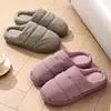 Nuevas pantuflas de algodón impermeables para hombre, adecuadas para otoño e invierno, diseñadas para uso en interiores, con suelas antideslizantes, que brindan calidez y cuentan con un diseño simple y ligero que también se puede usar al aire libre. Disponible al por mayor para estilos de mujer