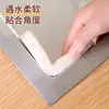 Esponja de pulpa de madera comprimida que se expande al contacto con el agua, con forma de tostada, utilizada para fregar ollas y sartenes, un paño de limpieza para la cocina y una esponja de pulpa de madera.