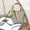 Camada Superior de Textura Avançada Couro Bovino Moda Verão 2025 Novo Estilo Bolsa Transversal Centenas de Estilos Bolsa de Balde Portátil de Nicho da Moda