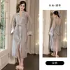 Rosa Sexy Sedoso Suave Color Sólido Satén Escote en V Profundo Corte Bajo Push-up Acolchado Extraíble Bata Larga de Malla Exterior 7369