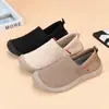 Zapatos de Madre de Tela Delgada Suelta de Nuevo Estilo para Primavera y Otoño, Slip-On, Antideslizantes, Transpirables, Versátiles, de Flyknit, Casuales