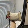 Elegante bolso de cadena para mujer, un bolso de alta gama y moderno con forma de media luna, versátil tanto para el trabajo como para el ocio, un bolso de hombro de moda