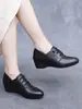 Zapatos de tacón de cuña de cuero suave genuino Bai Zhenhe para mujer, zapatos cómodos de suela blanda para primavera y otoño para madres, zapatos de talla grande para mujeres de mediana edad y ancianos, corte profundo