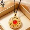 Pingente Antigo Caixa Gawu Oito Tesouros Banhado a Ouro com Placa Redonda Caractere da Fortuna Oca em Ambos os Lados, Incrustado com Pedras Vermelhas, Ouro de Imitação, Pérolas de Estilo Étnico