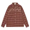 Camisa xadrez verde escuro e branco de manga comprida com bordado amarelo em caligrafia no peito, camisa xadrez vintage solta para homens