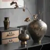 Vaso de cerâmica rachada preto e dourado de luxo leve de Jingdezhen para sala de estar e quarto, adequado para flores cultivadas em água, peça de exibição decorativa para mesa de casa