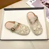 Chinelos Meio Baotou Tecidos de Alto Valor para Meninas Verão Retrô Moda para Usar na Rua Simples Vazados Bico Redondo Sandálias Rasteirinhas
