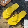Chinelos Coloridos 2026 Novo Estilo Chuveiro Antiderrapante Tanga Verão Uso Doméstico Sandálias de Casal Masculinas