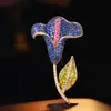 Broche de Lírio-Calla Azul Profundo Luxuoso e Finamente Trabalhado, Alfinete Floral Bicolor de Esmalte de Alta Qualidade, Flor Elegante para Lapela de Paletós