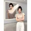 Top de punto color té con leche, cuello semialto, manga corta para mujer, nuevo estilo de verano con elegantes mangas acampanadas, corte ajustado y favorecedor