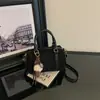 Bolsa de mão vintage e elegante estilo Boston para mulheres, perfeita para o outono, uma bolsa de ombro casual versátil e de nicho com um toque de sofisticação
