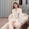 Otoño e Invierno Nuevo Alfabeto C Camelia Terciopelo Dorado Pijama de Mujer Elegante de Alta Gama Lujo Ligero Ropa de Casa Conjunto