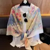 Cachecol Pequeno Xadrez Cinza para Mulheres, Novo Estilo de Verão, Lenço Quadrado Grande com Proteção Solar, Adequado para Viagens e Fotos, Lenço de Seda para Ambientes com Ar Condicionado, Xale de Exterior para Mulheres