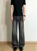 Jeans de corte reto com leve boca de sino, desconstruído, com botões, estilo retro americano para homens, design moderno de verão, calças compridas que afinam