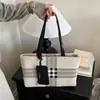 Bolsa de Hombro Tote de Alta Gama Otoño 2026 Temperamento Simple Nicho para Mujer Nuevo Estilo Versátil Estilo Casual Bolso de Axila