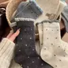 Novas meias femininas para o inverno, espessas e quentes, meias fofas de bolinhas, color blocking, estilo coreano, meias de cano médio da moda, meias empilhadas
