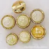 Al por mayor en stock cuentas de botón de metal botón de hilo dorado de resina hebilla de botón para camisa accesorios de ropa estilo Chanel hebilla de encaje