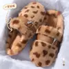 Pantuflas de Algodón con Estampado de Leopardo de Moda para Mujer, Nuevo Estilo Otoño/Invierno 2026, Suela Gruesa Antideslizante, Pantuflas Cálidas de Felpa para el Hogar en Interiores