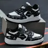 Tênis Infantil Pato Amarelo e Panda Preto e Branco, Coleção Nova Primavera/Outono 2026, Cabedal em Couro, Sapatos Casuais para Meninas e Meninos
