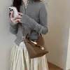 Bolsa de mão moderna estilo coreano para mulheres, nova bolsa balde de nicho de luxo leve de alta qualidade, bolsa de ombro e transversal