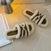Pantuflas esponjosas de alta gama para mujer, otoño e invierno, a la moda para usar en exteriores, suela gruesa, tira única, decoración de hebilla metálica, zapatos cómodos y relajados para mujer