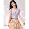 Camisa de punto acanalado con cuello retorcido y manga corta para mujer, verano, con mangas acampanadas, estilizante, elegante, top ligero en blanco y morado