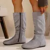 Botas de mujer hasta la pantorrilla de gran tamaño para comercio exterior transfronterizo, nuevo estilo otoño e invierno, botas apiladas plisadas con cremallera lateral, botas de vaquero de gamuza con suela plana
