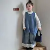 Ropa Infantil Estilo Coreano 26 Colección Primavera: Conjunto de Tres Piezas para Niña: Chaleco Casual de Punto Holgado, Camiseta de Manga Larga y Pantalones de Mezclilla de Pierna Ancha