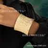 Pulseira Retrô de Luxo Leve Europeia e Americana Joia da Moda Abertura Exagerada Pulseira Mais Vendida Padrão de Textura Metálica Design