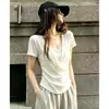 Camiseta blanca de manga corta estilo francés minimalista con cuello en U, imitación de dos piezas, para mujer, top de verano con empalme de encaje, corte ajustado