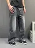 Jeans de trabajo retro negros y grises para hombre, con bolsillos grandes, corte holgado, perneras anchas y un diseño recto moderno y versátil que llega hasta el suelo.