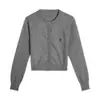 Cárdigan de punto gris estilo coreano para mujer, una pieza fina y sencilla de otoño que estiliza, presenta mangas largas, un cuello redondo y está diseñado como una prenda exterior casual.