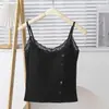 Camisola abotoada com acabamento em renda, com bojo embutido, corte justo, valoriza a silhueta e adequada como peça base para mulheres.