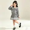 Conjunto de Vestido de Lã Novo Estilo Outono/Inverno 2026 para Meninas Versão Coreana Cardigã Estilo College com Gola Saia Plissada Peça Dupla