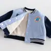 Chaqueta de béisbol para niños con forro polar y logo, abrigo grueso estilo universitario de invierno 2026 para bebé, ropa de invierno para niños zdw6538