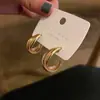 Set Sencillo de Cinco Piezas de Aretes Personalizados con Hoja de Oro para Mujer, Accesorios de Lujo Ligero, Aretes con un Toque de Alta Gama
