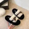 Chinelos fofos retrô de sola grossa, nova coleção outono/inverno 2026, chinelos de pele de carneiro inspirados em Chanel para mulheres, adequados para uso externo