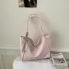 Bolso de mano de gran capacidad para el día a día y viajes, nuevo bolso de hombro de nicho de moda verano 2026, bolso versátil de color liso para llevar debajo del brazo