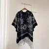 Casaco Xale com Padrão Paisley Preto e Branco Retro Desgastado Franja Capa Outono e Inverno Solto Quente Roupa Externa Feminina