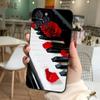 Capa de celular com 12 notas de piano rosa para iPhone 15, preto e branco