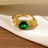 Anillo Vintage Europeo y Americano con Imitación de Esmeralda y Diamantes, Anillo Único de Nicho de Lujo Ligero con Diseño de Hebilla de Herradura en Forma de Corazón para Mujer